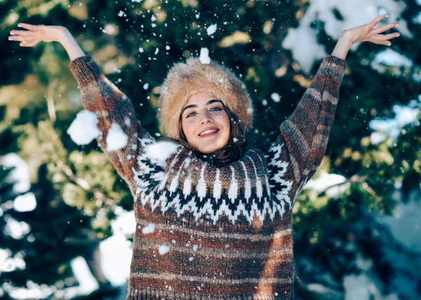 Νεαρή γυναίκα απολαμβάνει τα χιονισμένα βουνά το χειμώνα — Φωτογραφία Αρχείου