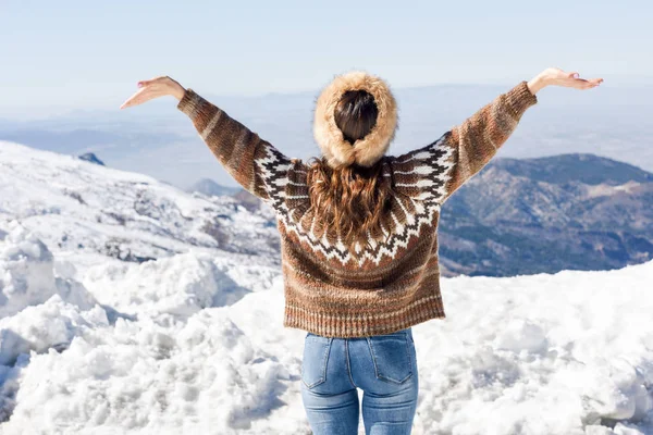 Mujer joven disfrutando de las montañas nevadas en invierno — Foto de Stock