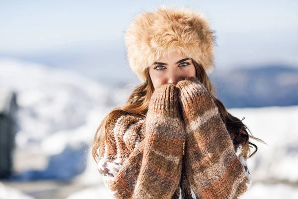 Mladá žena těší zasněžené hory v zimě — Stock fotografie