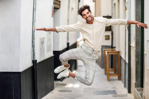 Jeune homme drôle sautant dans la rue . — Photo