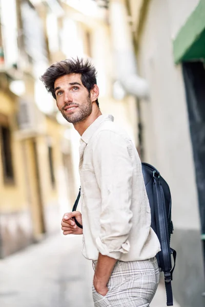 Young Man sightseeing genieten van de straten van Granada — Stockfoto