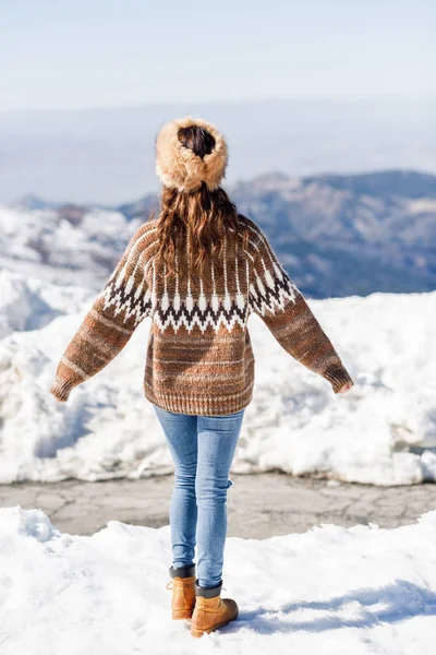 Mujer joven disfrutando de las montañas nevadas en invierno — Foto de Stock