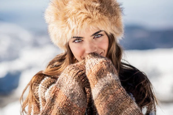 Mujer joven disfrutando de las montañas nevadas en invierno —  Fotos de Stock