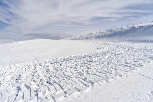 Ośrodek narciarski Sierra Nevada zimą, pełen śniegu. — Zdjęcie stockowe