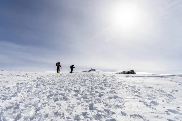 Människor som gör längdskidåkning i Sierra Nevada — Stockfoto