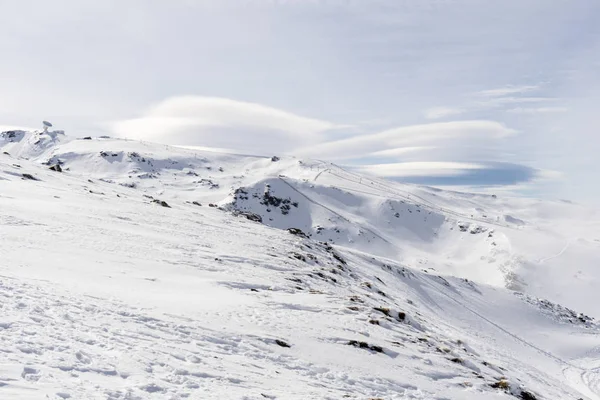 Ośrodek narciarski Sierra Nevada zimą, pełen śniegu. — Zdjęcie stockowe