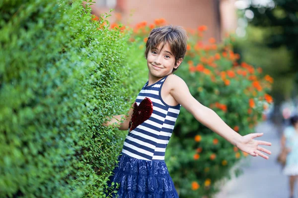 Маленькая девочка, восемь лет, веселится на открытом воздухе . — стоковое фото