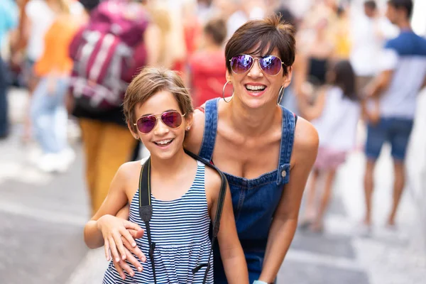 Mother and her little daughter traveling together in urban background. — Stock Photo, Image