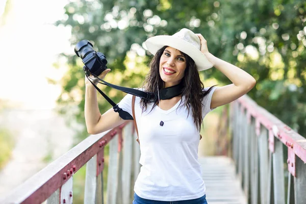 Donna escursionista che scatta fotografie con una macchina fotografica mirrorless — Foto Stock