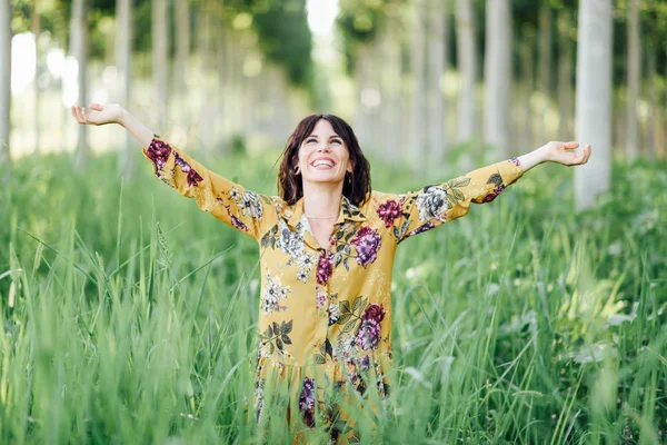 女人的手臂举起来，享受绿色森林中的新鲜空气 — 图库照片