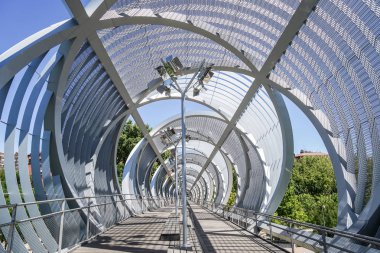 Madrid, İspanya, 8 Ağustos, 2019. Rio Madrid Perrault metal spiral Köprüsü.