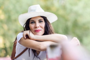 Kırsal köprüde sırt çantası olan kadın.