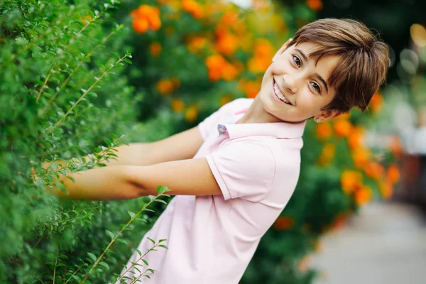 Kleines Mädchen, acht Jahre alt, hat Spaß im Stadtpark. — Stockfoto