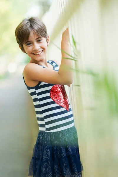 Bambina, otto anni, si diverte all'aperto . — Foto Stock