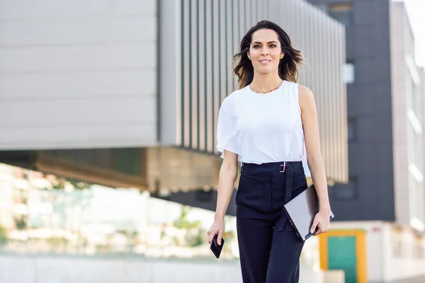 Mujer de negocios trabajando con su teléfono inteligente y portátil al aire libre . — Foto de Stock