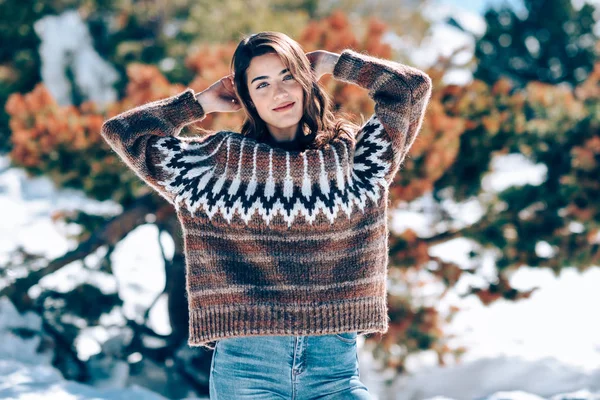 Junge Frau genießt im Winter die verschneiten Berge — Stockfoto