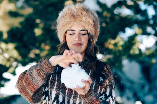 冬は雪の山を楽しむ若い女性 — ストック写真