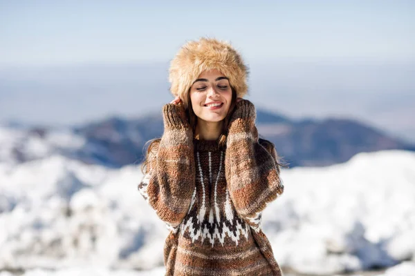 冬は雪の山を楽しむ若い女性 — ストック写真