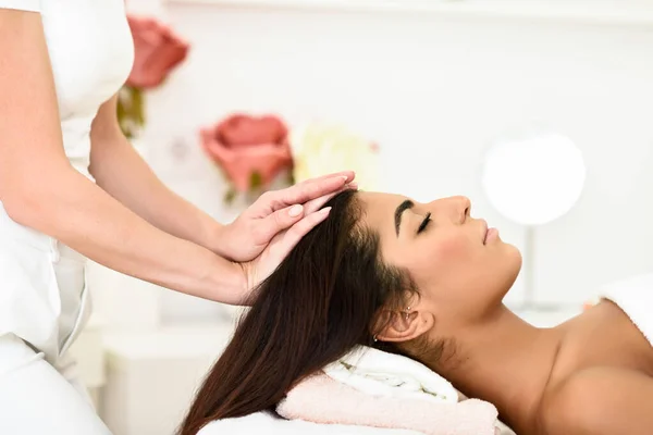 Mujer recibiendo masaje en la cabeza en el spa centro de bienestar . — Foto de Stock