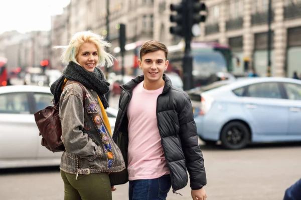 Happy couple by westminster bridge, River Thames, Londres. Royaume Uni . — Photo