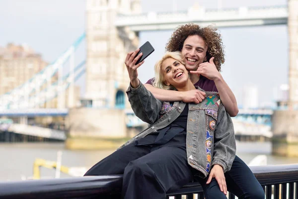 Młoda para robi sobie selfie na Tower Bridge — Zdjęcie stockowe