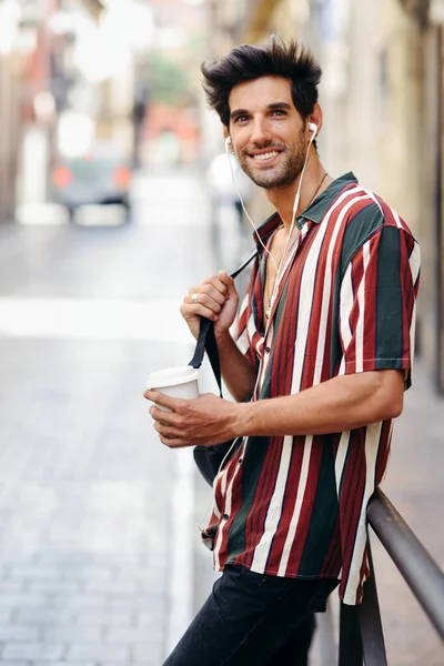 Νέος άντρας ταξιδιώτης απολαμβάνει τους δρόμους της Γρανάδας, Ισπανία. — Φωτογραφία Αρχείου