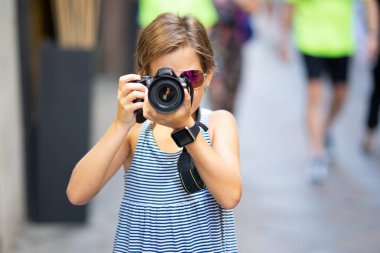 Küçük kız şehir caddesinde Dslr kamera ile fotoğraf yapma