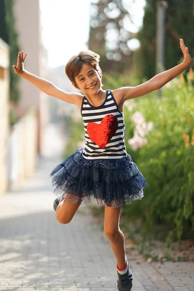 Niña, ocho años, saltando al aire libre . —  Fotos de Stock