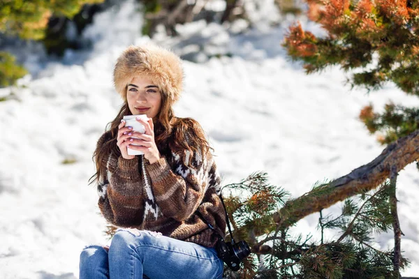 Młoda kobieta ciesząca się śnieżnymi górami zimą — Zdjęcie stockowe