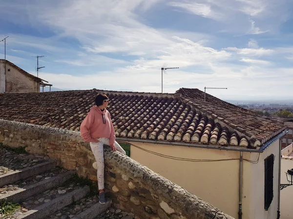 Mother and daughter enjoying the views of Granada from the Realejo neighborhood. — Stock Photo, Image