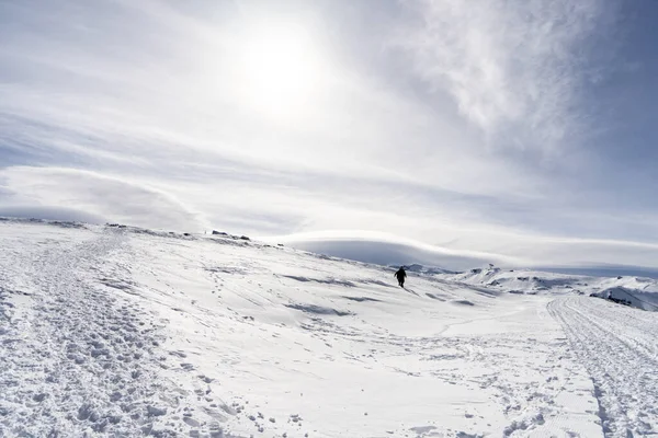 冬のシエラネバダのスキーリゾート、雪に満ちて. — ストック写真