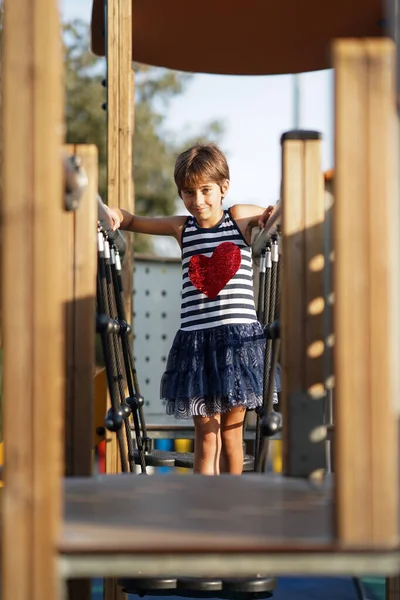 Маленькая девочка, восемь лет, веселится на открытом воздухе . — стоковое фото