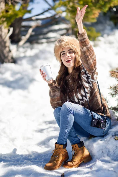 Giovane donna godendo le montagne innevate in inverno — Foto Stock