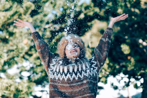 Mujer joven disfrutando de las montañas nevadas en invierno — Foto de Stock