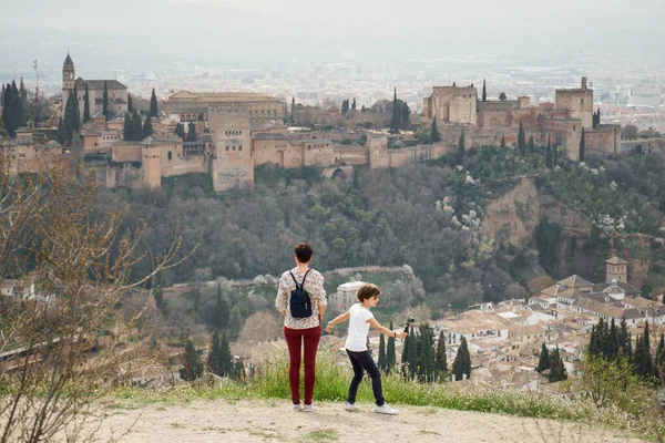 Moeder en kleine dochter kijken naar het Alhambra — Stockfoto