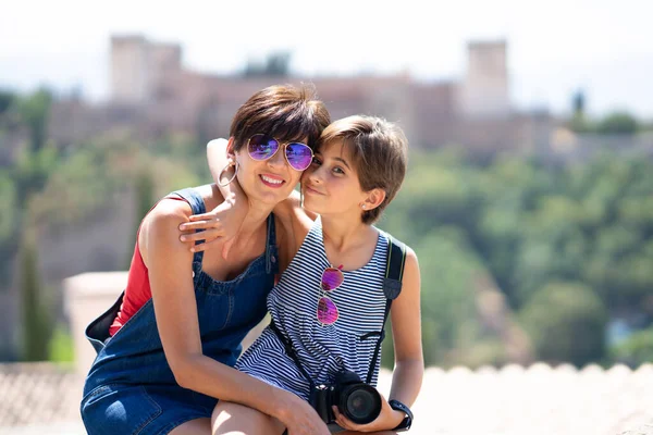 Madre y su hijita viajando juntas en un entorno urbano . —  Fotos de Stock