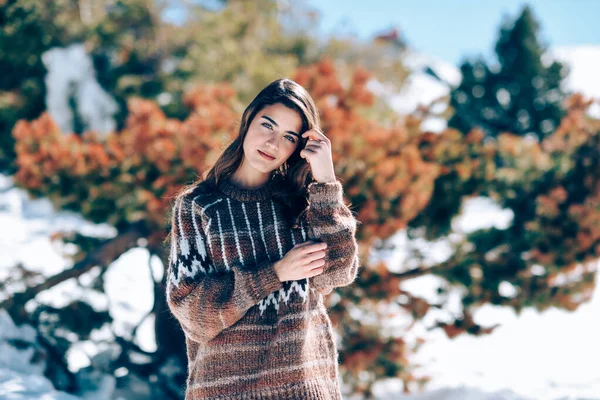 Giovane donna godendo le montagne innevate in inverno — Foto Stock