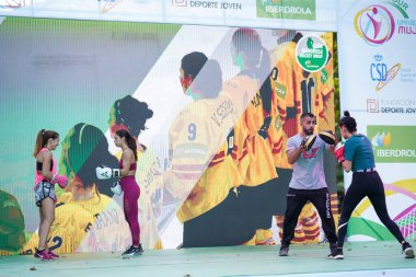 Granada, Endülüs, İspanya. 12 Ekim 2019. Kadın boksörler sokakta antrenman yapıyor..