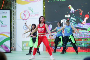 Granada, Endülüs, İspanya. 12 Ekim 2019. Sokakta zumba yapan kadınlar.