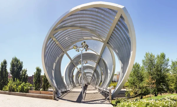 Madrid, İspanya, 8 Ağustos, 2019. Rio Madrid Perrault metal spiral Köprüsü. — Stok fotoğraf
