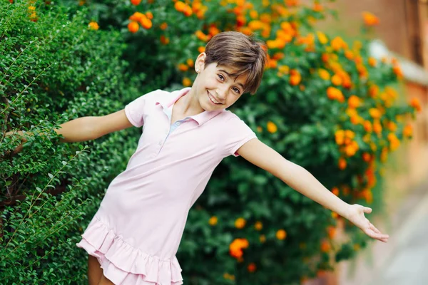 都会の公園で楽しむ8歳の少女. — ストック写真