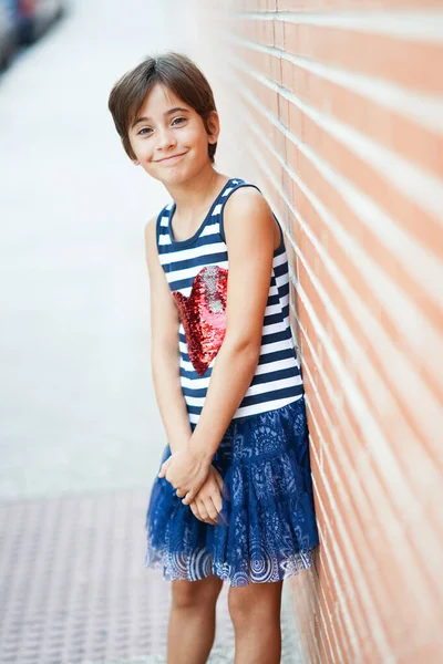 Menina, oito anos, se divertindo ao ar livre . — Fotografia de Stock