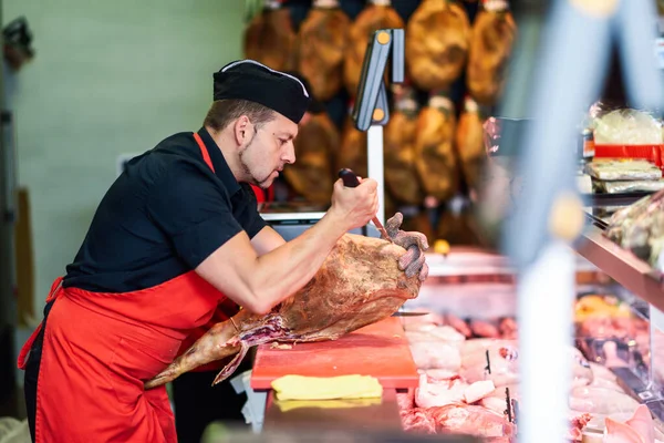 肉屋は、近代的な肉屋でハムをボンディング — ストック写真