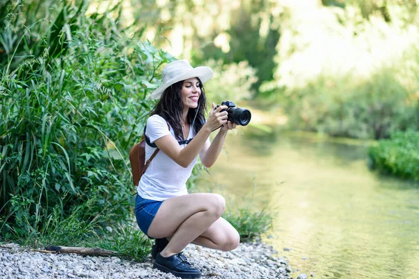Donna escursionista che scatta fotografie con una macchina fotografica mirrorless — Foto Stock