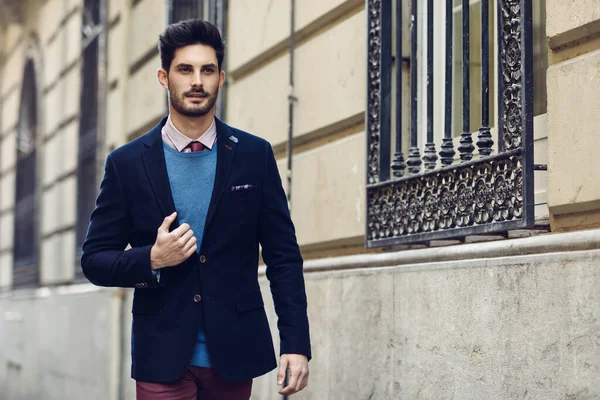 Hombre atractivo vistiendo traje elegante británico en la calle. Peinado moderno . — Foto de Stock