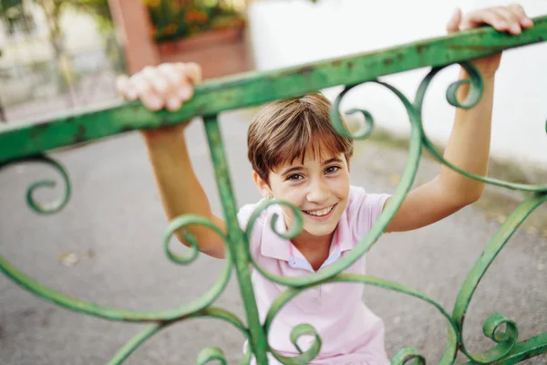 小女孩，八岁，在城市公园里玩得开心. — 图库照片