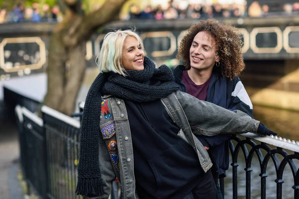 Glückliches paar mit spaß in camden town little venice, — Stockfoto