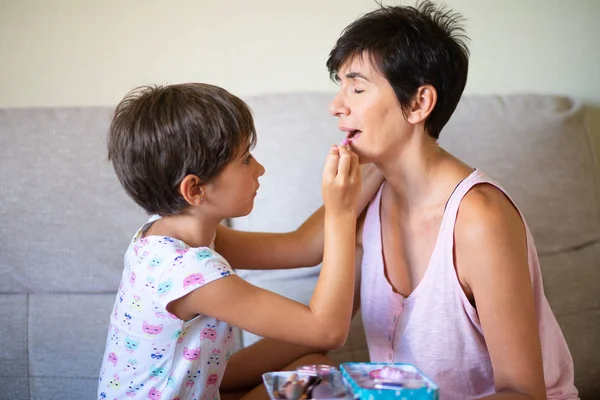 Mãe e sua filhinha fazendo as pazes um pelo outro — Fotografia de Stock