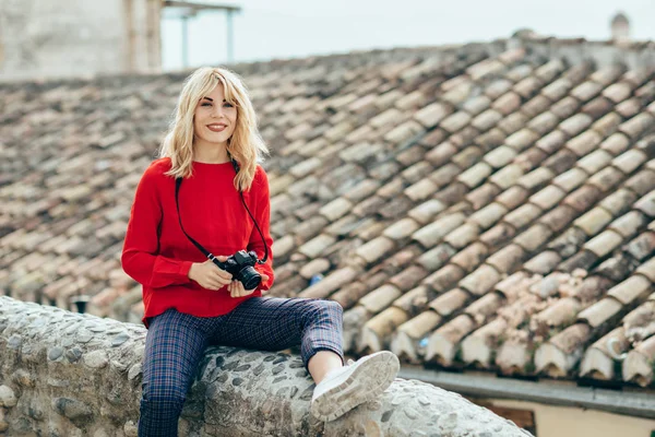 Young woman taking photographs with an old camera in a beautiful city. — Stock Photo, Image