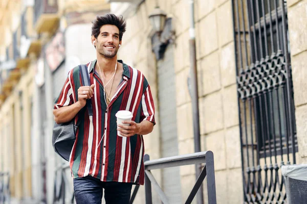 Giovane viaggiatore maschile che si gode le strade di Granada, Spagna . — Foto Stock